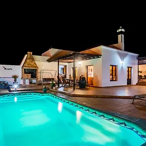 Villa Eslanzarote Acoruma House, Super Wifi, Heated Pool, Güime
